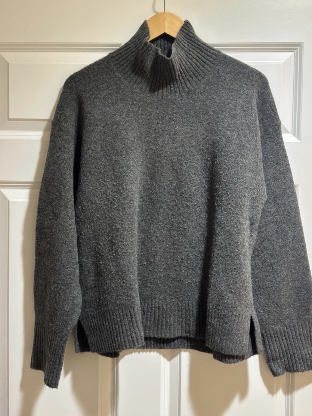 Uniqlo Dark Souffle Yarn Charcoal Gray Turtleneck Mockneck Sweater